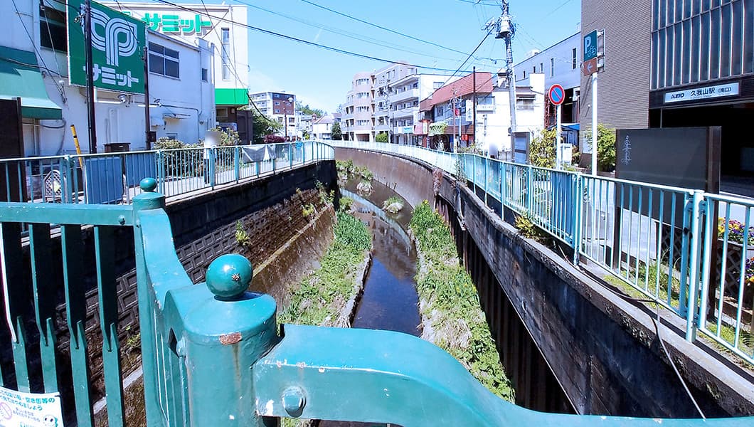 京王久我山駅,駅前の神田川を見下ろす風景