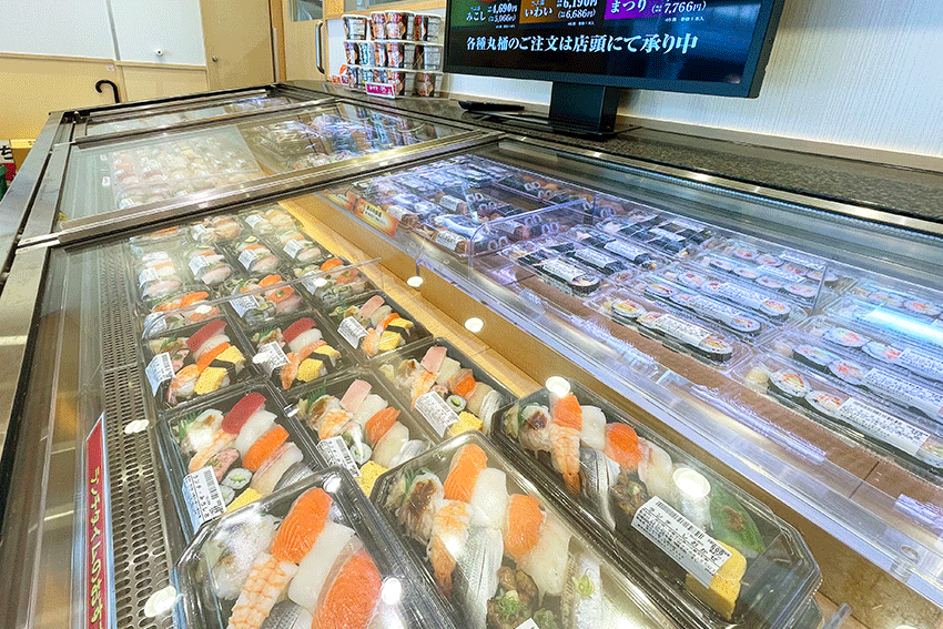 ちよだ鮨 久我山店店内、時間帯によりおすすめの鮨が並ぶ