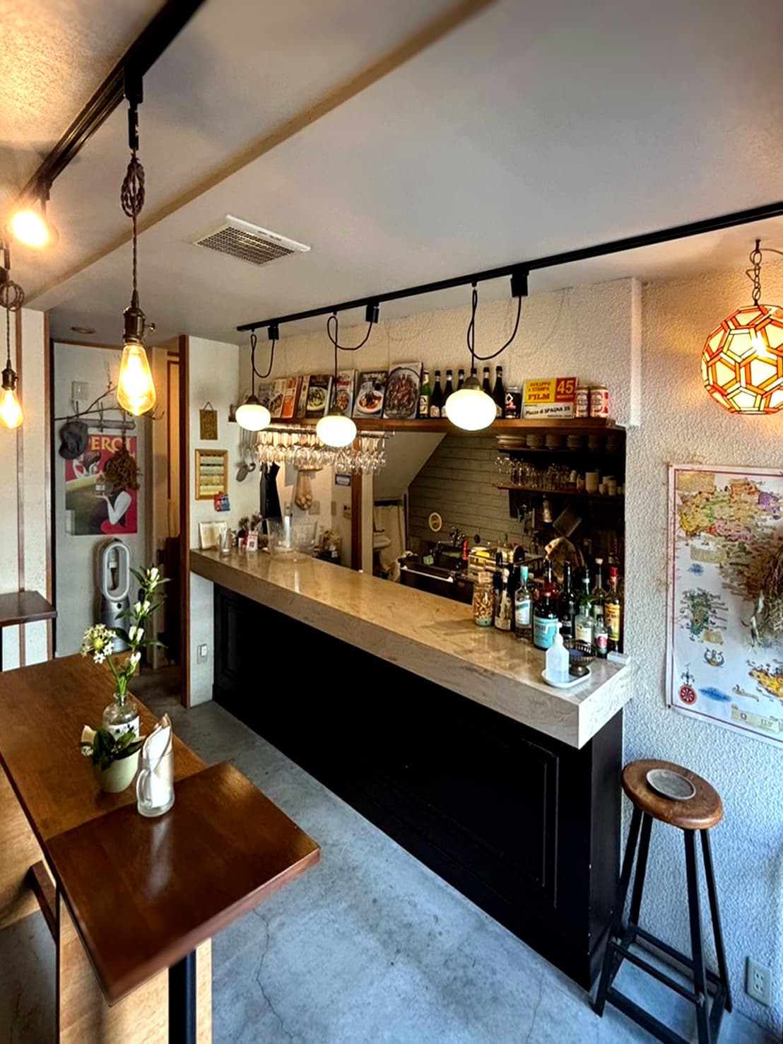 La Lunetta（ラ・ルネッタ）の店内はカウンターの立ち飲み